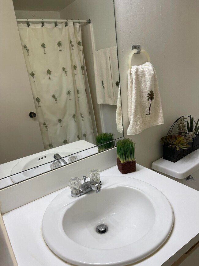 Building Photo - 1401 Pinecrest Cir