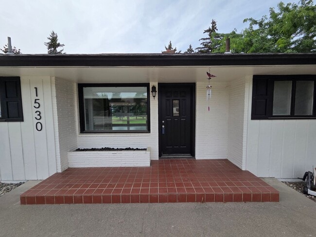 Building Photo - 4 Bed 2 Bath Golf Course Living