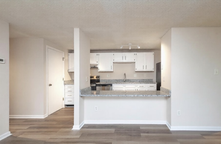 Building Photo - 9500 Shannon Green Dr