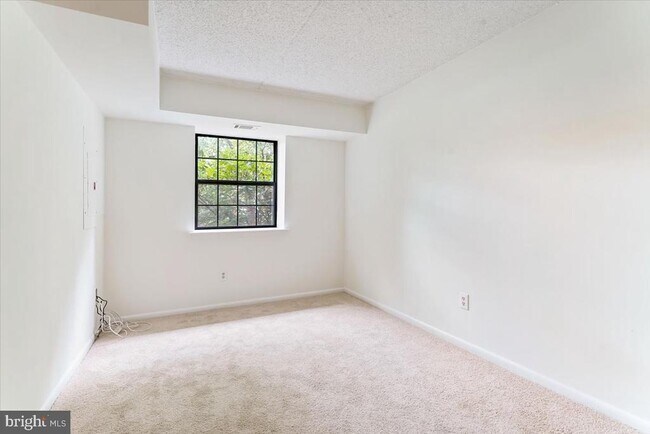 Building Photo - 3207 Valley Dr