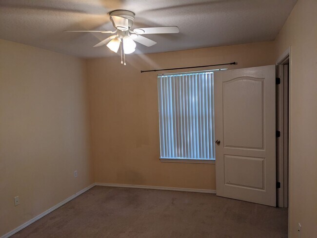 Building Photo - Townhouse with Pool Access. Assigned parking!