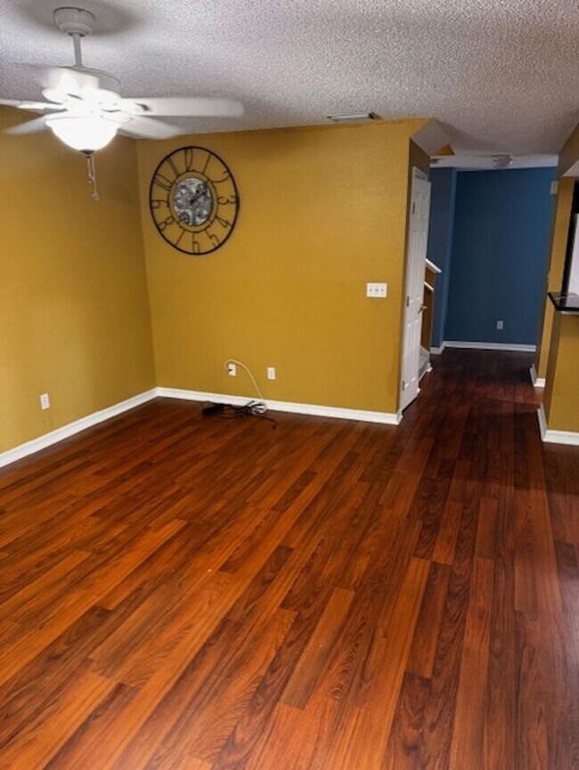 Building Photo - Luxury 3 bedroom 2 bathroom townhome avail...