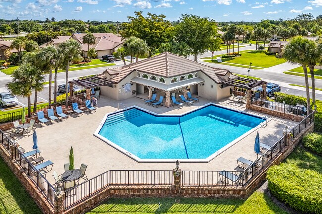 Community pool - 7205 Sweetbay Ct