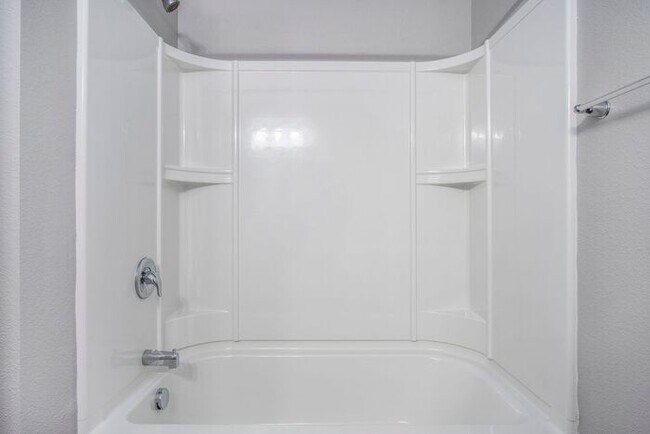 Building Photo - 15901 Cedar Dr
