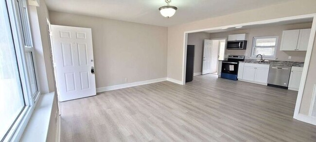 Building Photo - 2BD/1BA Duplex