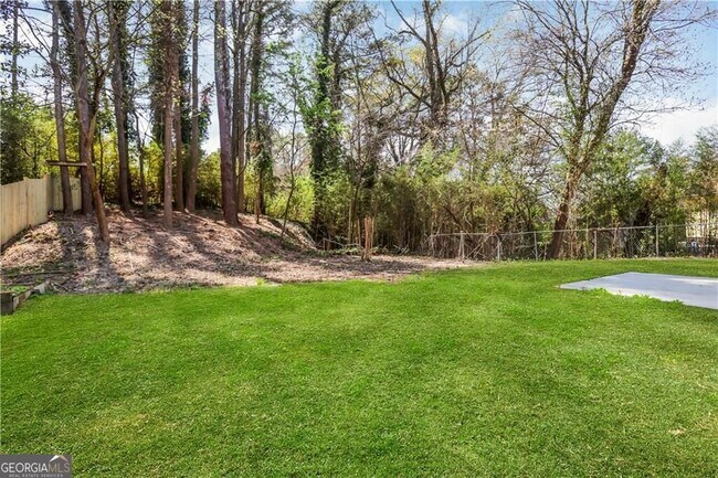 Building Photo - 2431 Woodside Way