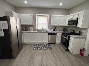 Building Photo - 1445 E 112th St