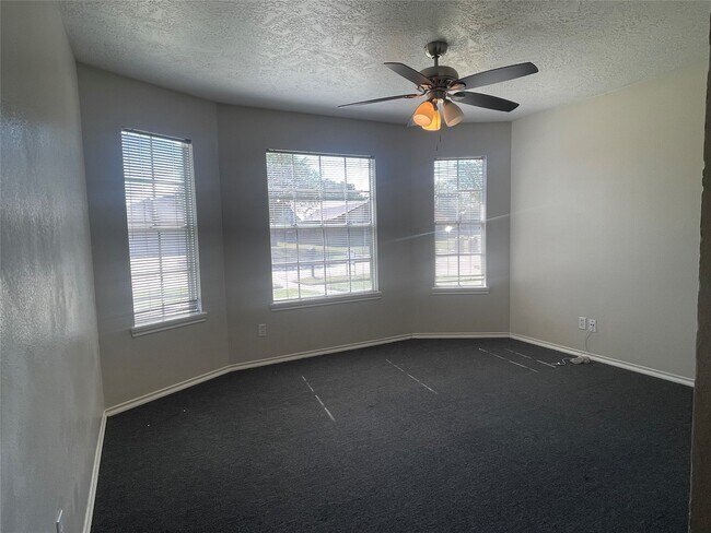 Building Photo - 302 Yorkshire Ct