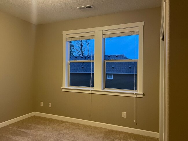 Building Photo - BEAUTIFUL LUXURY Style Townhouse with a go...