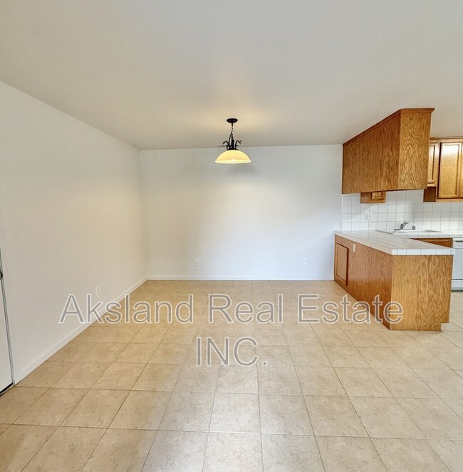 Building Photo - 421 N Walnut Ave