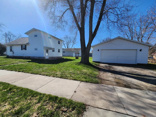 Building Photo - 3 bedroom 2 FULL baths