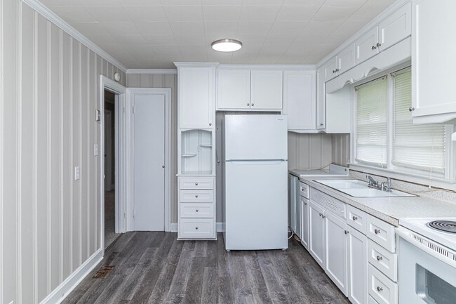 Building Photo - ADORABLE Renovated 3 BR | 1 BA Home in Gol...