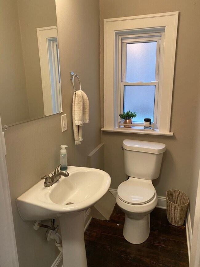 Building Photo - Large Spacious Home with 2 Car Garage in South Hampton