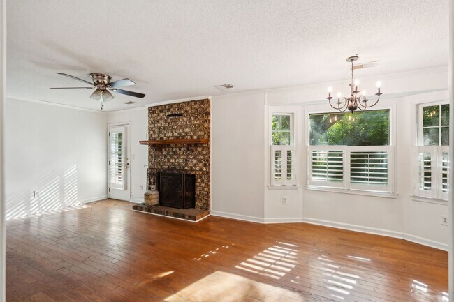 Building Photo - 3BR/2BA Home with Fireplace and Fenced Yard in Mt Pleasant