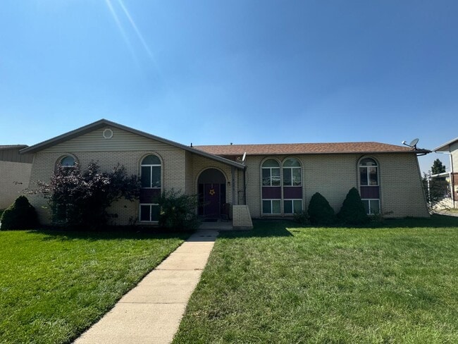 Building Photo - 5579 S 2800 W