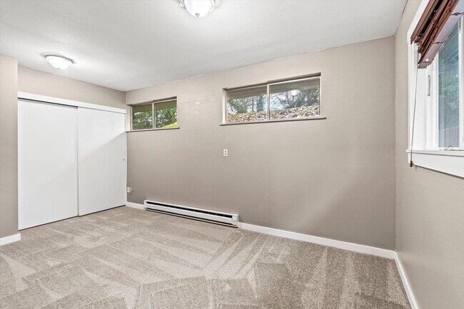 Building Photo - 2 bed 1 Bath Burien House with in unit laundry