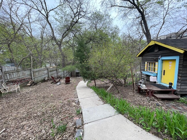 Building Photo - 4 Bed Home in Hidden OASIS!