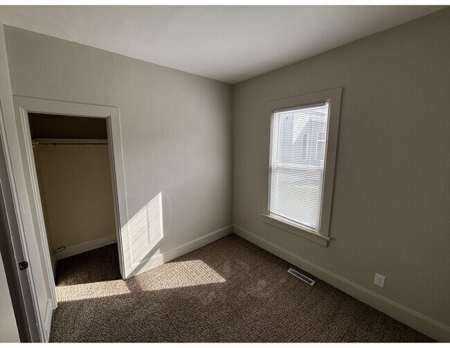 Building Photo - 1313-1315 Green Bay St