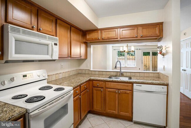 Building Photo - 3395 Lakeside View Dr