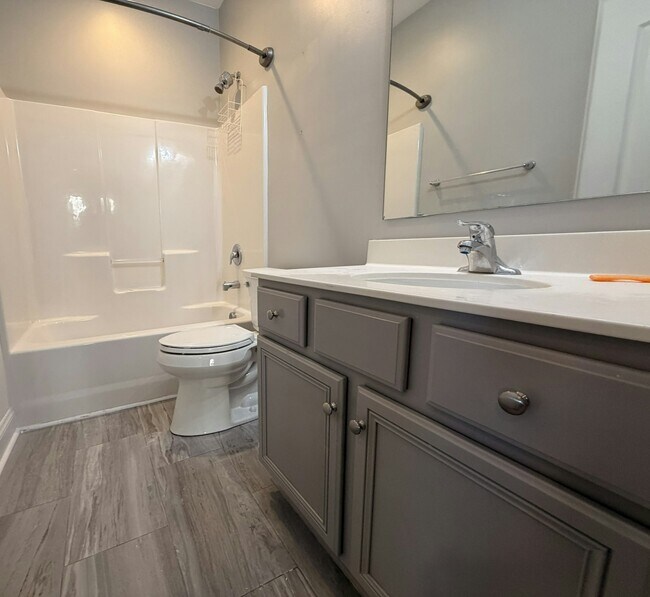 Building Photo - 6258 Cloverdale Dr