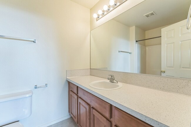 Building Photo - $500 off the first month's rent with a lea...