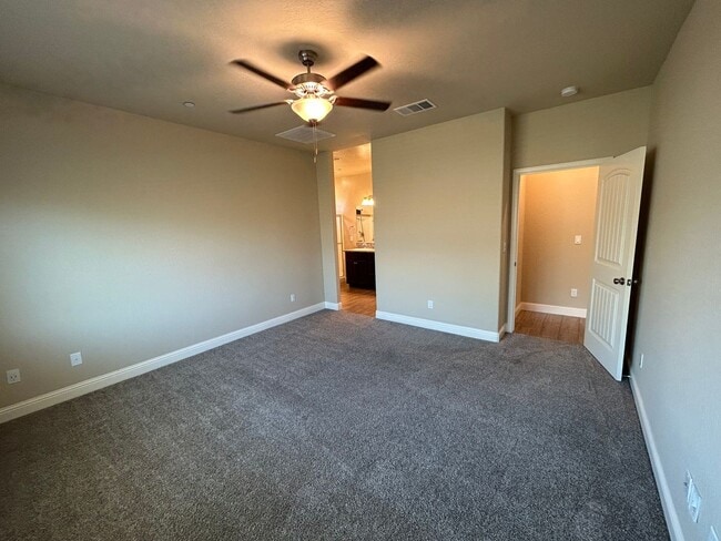 Building Photo - Beautiful 4 Bedroom 2 Bathroom Home in SE Visalia with Solar and Yard Care!