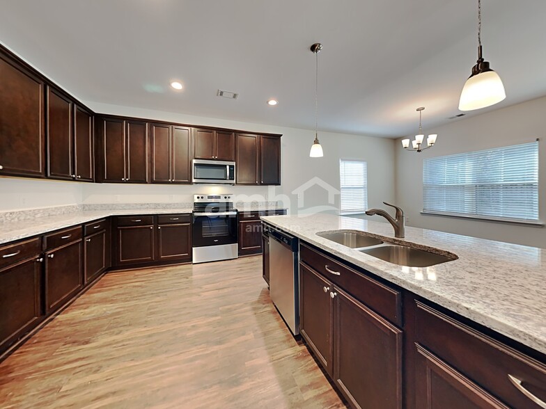 Building Photo - 138 Waverly Way