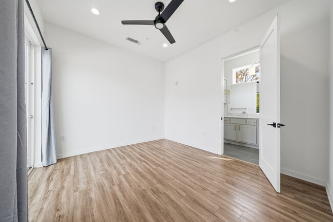 Building Photo - Spacious 3-Bed, 3-Bath Condo with Scenic Views in Vibrant Austin!