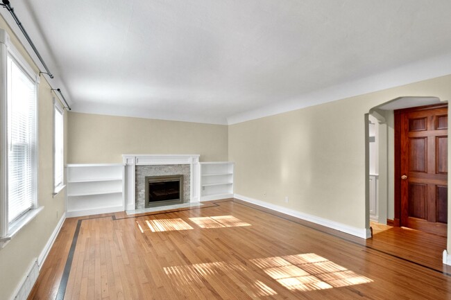 Building Photo - Webster Wonder w/ Floors Galore!