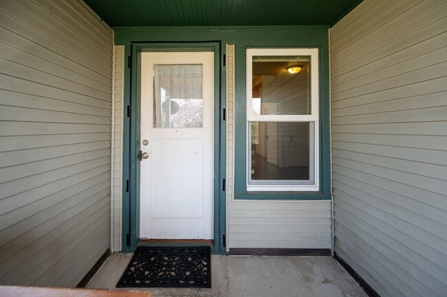 Building Photo - Charming 1BR/1BA Main Floor View Unit in Desired Neighborhood (Sunset Hill)