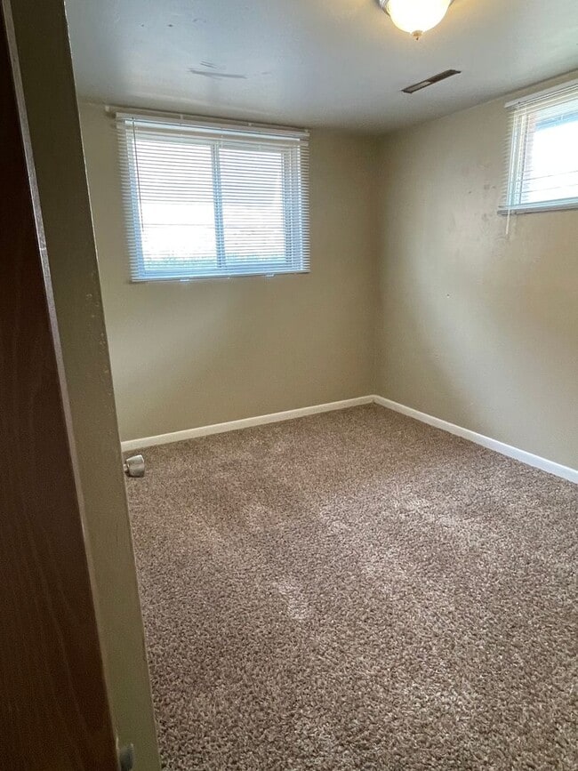 Building Photo - STUDENTS WELCOME! 4 Bed 2 Bath Home in West Ft Collins w/ Garage and Fenced Yard