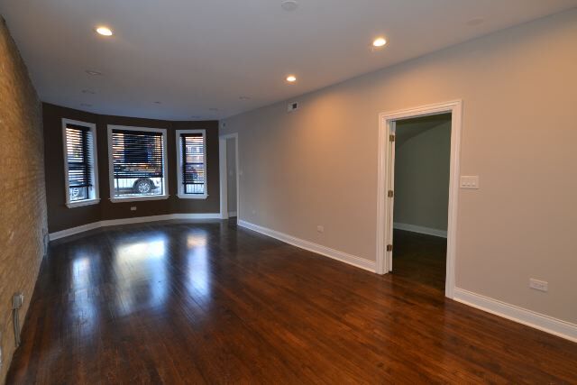 Building Photo - 2019 N Hoyne Ave