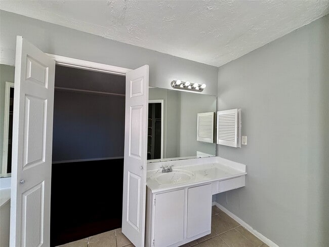 Building Photo - 15846 Blueridge Rd