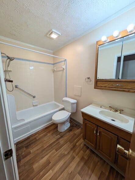 Bathroom - 5240 Emil Ave SW