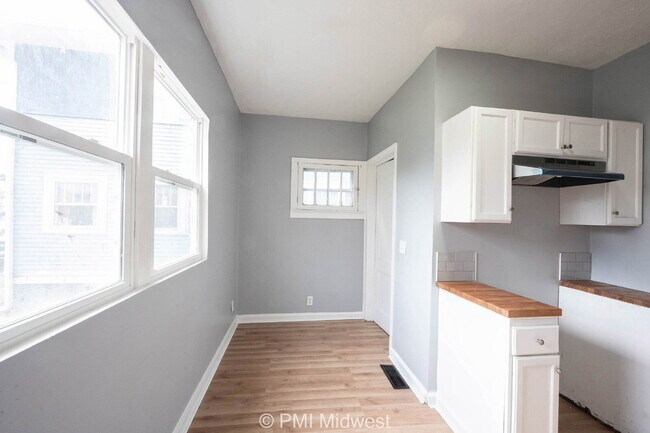 Building Photo - "Charming 3-Bedroom Duplex Retreat on North Capitol Avenue – 1,176 Sq Ft of Comfort in Indianapol...