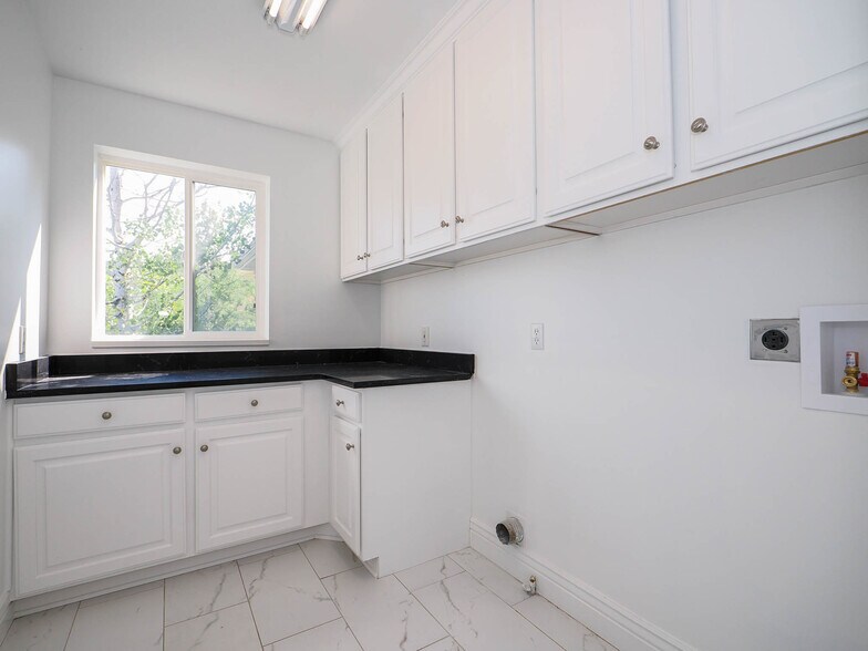 Building Photo - 2368 Maple Hills Dr