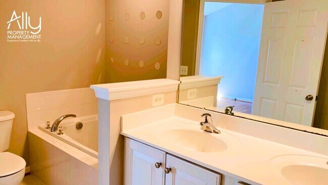 Building Photo - 908 Rainier Rd