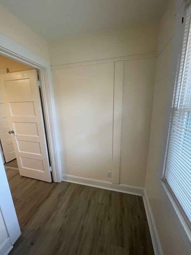 Building Photo - 825 N 6th St