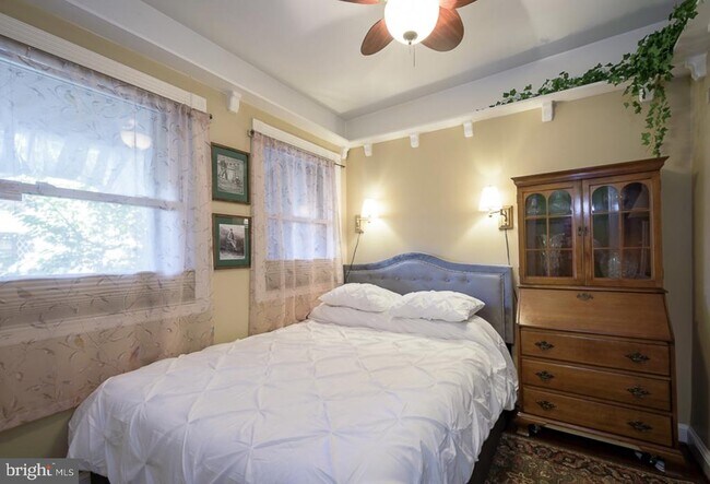 Building Photo - 721 12th St SE