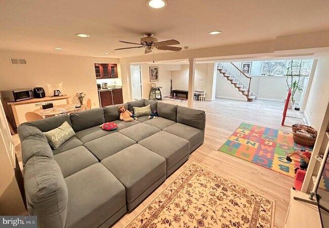 Building Photo - 9915 S Glen Rd