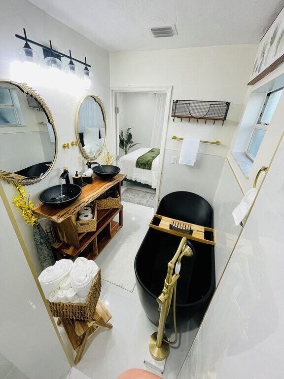 Building Photo - 5537 SW 6th St