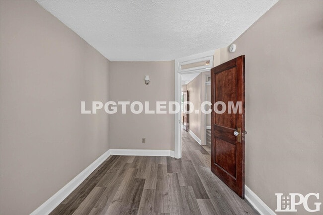 Building Photo - 3822 Lockwood Ave