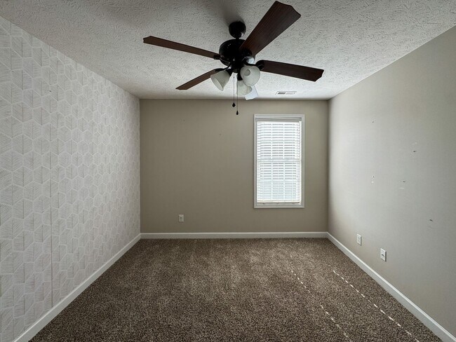 Building Photo - Beautiful 5 Bed 2.5 Bath Home with Main Level Primary Bedroom