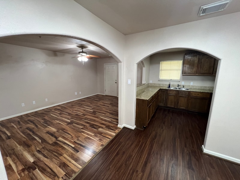 Building Photo - 19990 Ravenwood Dr