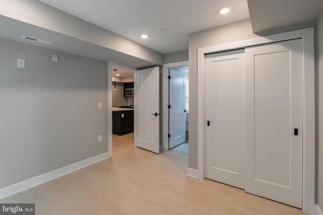 Building Photo - 6604 Ridge Ave