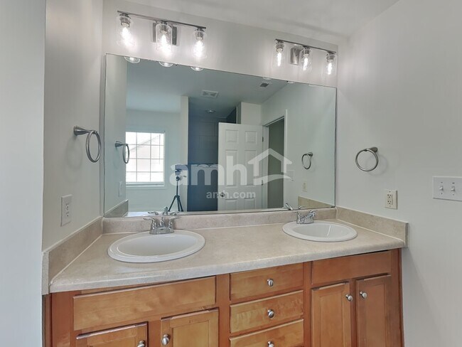 Building Photo - 1005 Theodore Ln