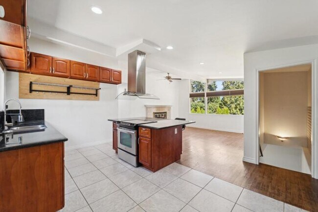 Building Photo - 4 bedroom in Bellevue WA 98006