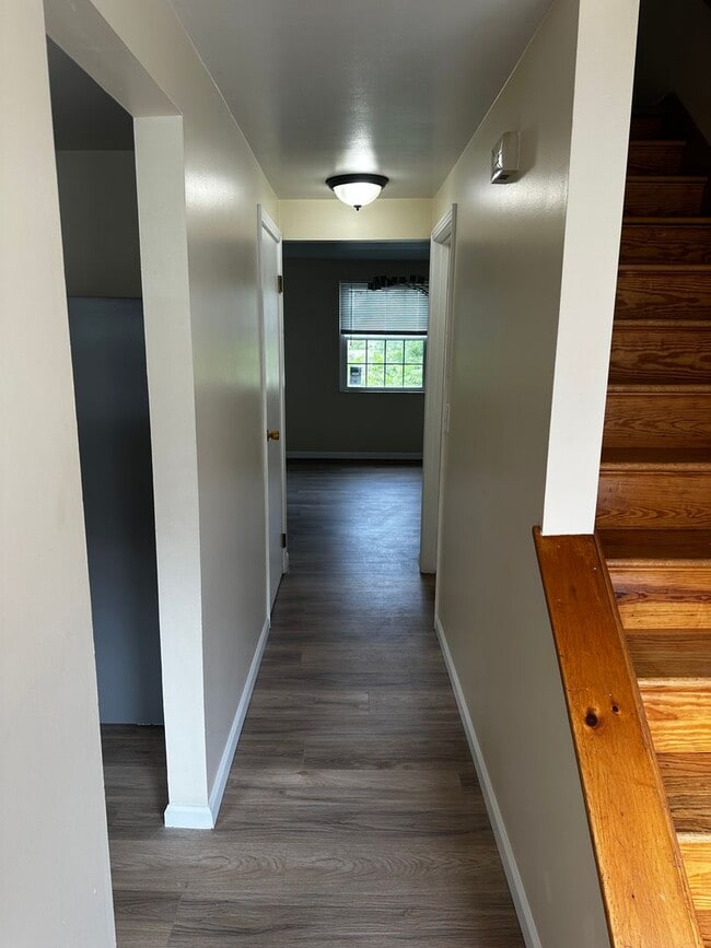Building Photo - Charming 2 Bedroom Townhouse Available Now...