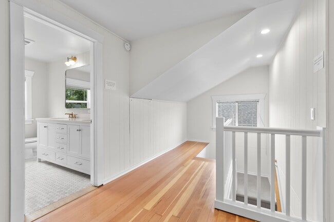 Building Photo - 5Bd/2Ba Seattle Home