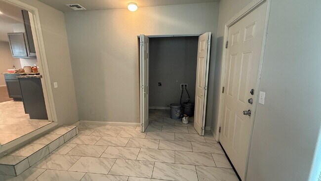 Building Photo - Newly renovated 3 bedroom 2 bath home centrally located!